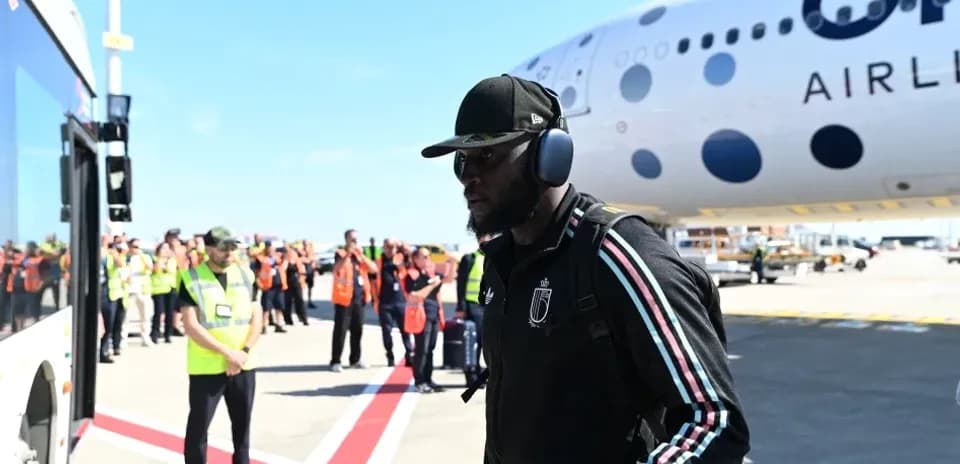 Jugador caminando hacia avión en aeropuerto