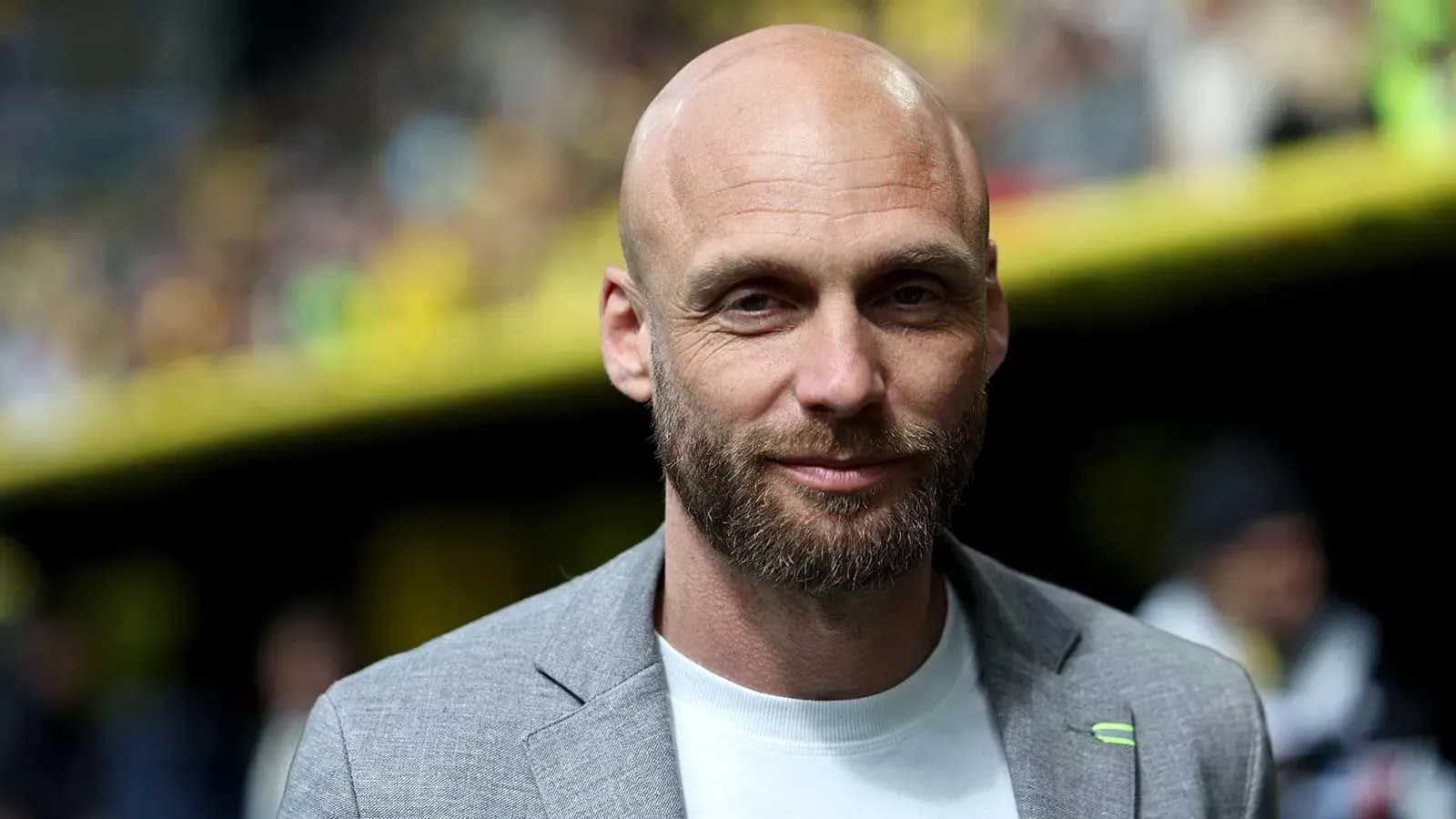 Hombre con barba en un estadio de fútbol