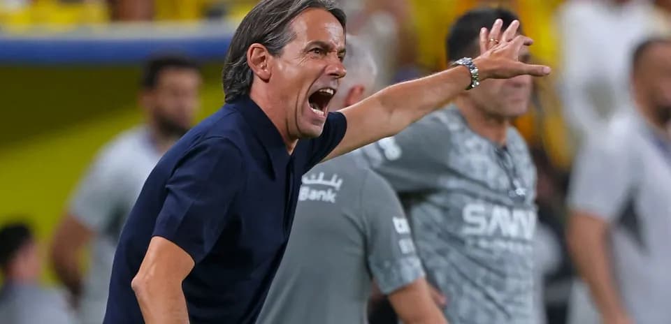Entrenador dando instrucciones durante el partido