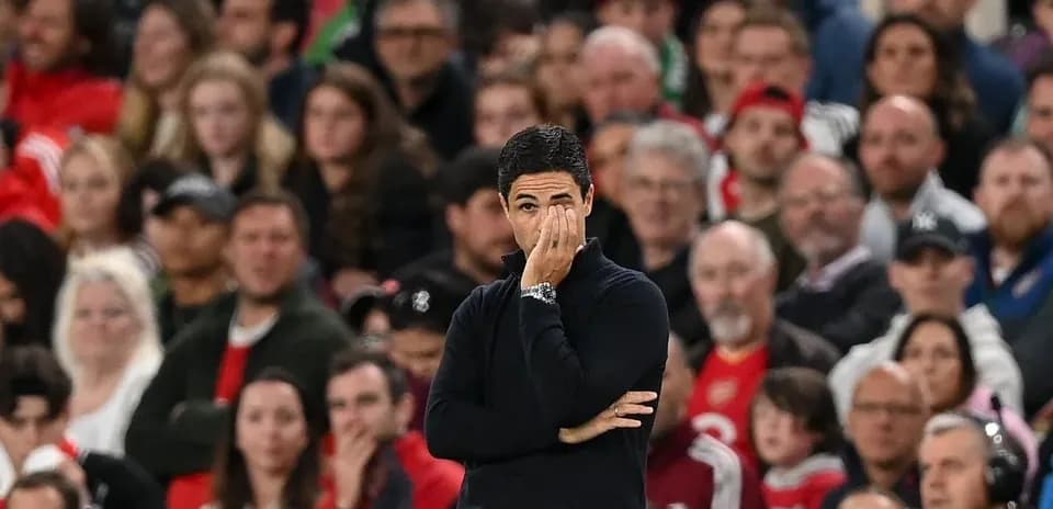 Entrenador con mano en la cara durante partido