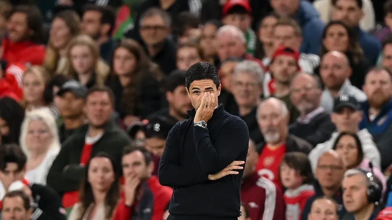 Entrenador con mano en la cara durante partido