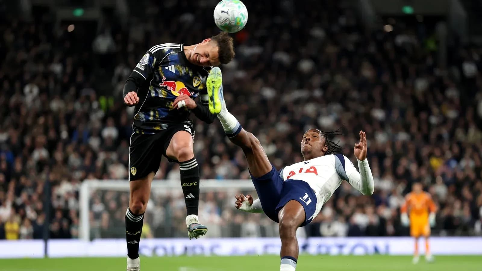 Portero de Leeds evitando un tiro de Tottenham