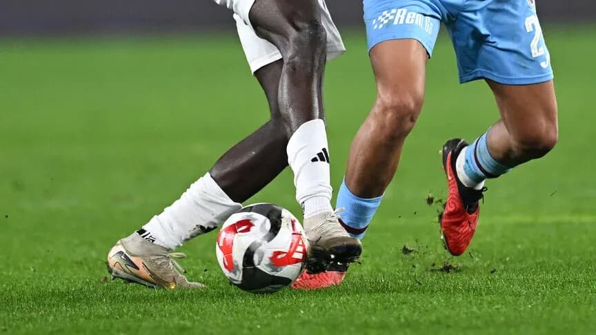 Dos jugadores luchando por el balón en el campo