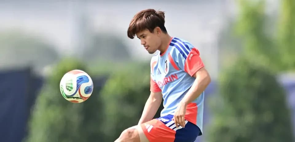 Jugador entrenando y golpeando un balón de fútbol