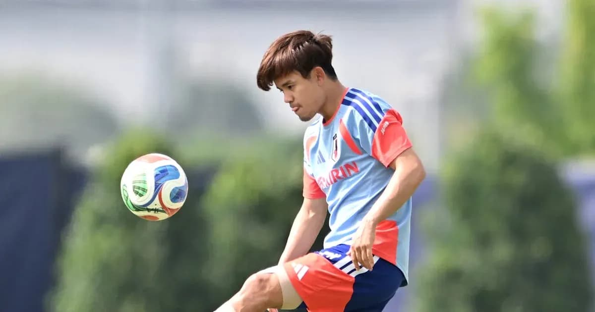 Jugador entrenando y golpeando un balón de fútbol