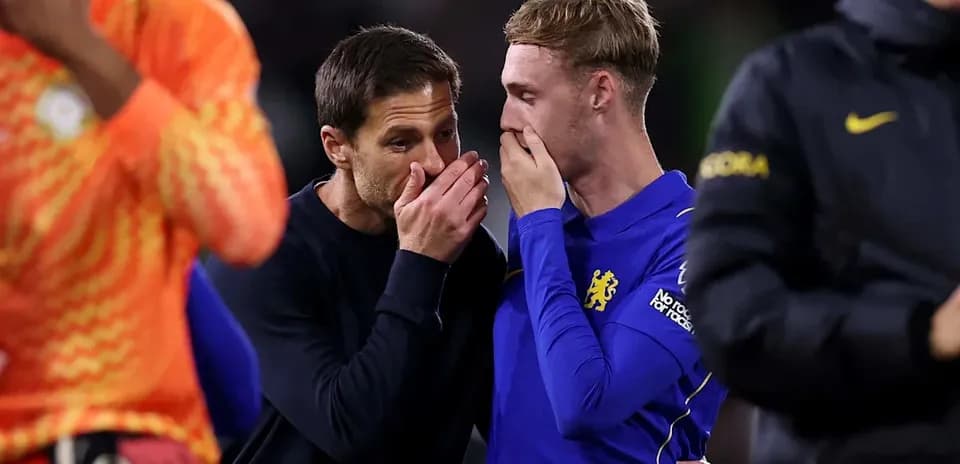 Entrenador conversando con jugador de Chelsea tras partido