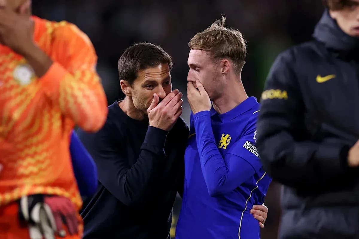 Entrenador conversando con jugador de Chelsea tras partido
