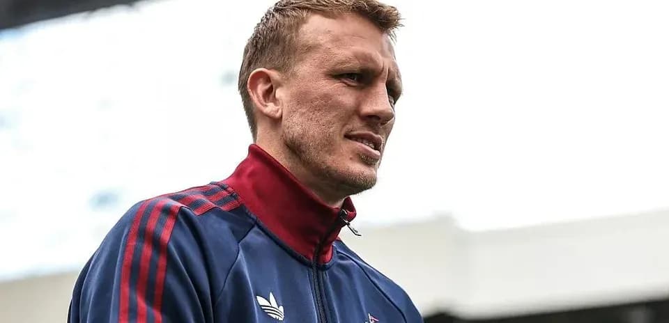 Jugador con chaqueta del Newcastle en el estadio