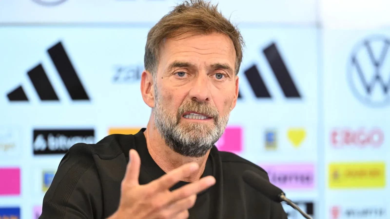 Entrenador hablando en conferencia de prensa