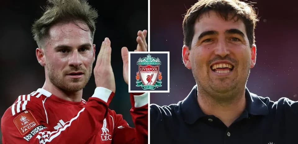 Dos jugadores de Liverpool posando con el logo del club