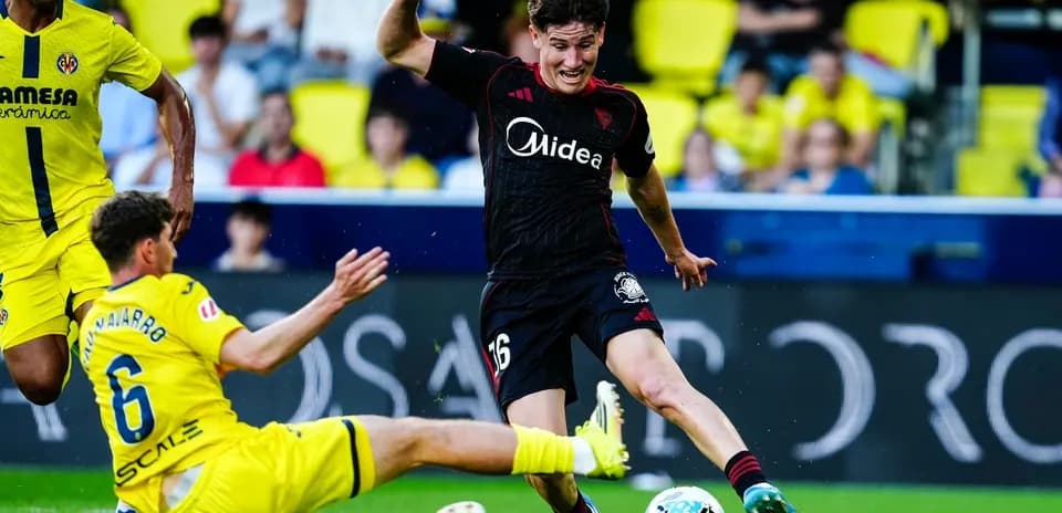 Jugador de Sevilla elude a rival de Villarreal
