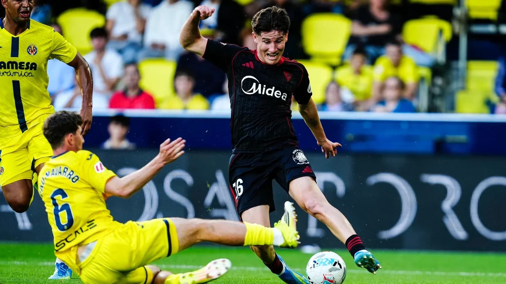 Jugador de Sevilla elude a rival de Villarreal