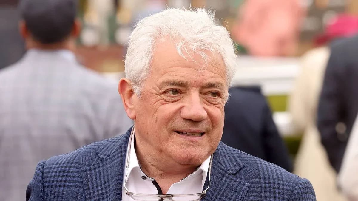 Hombre con cabello canoso en evento social