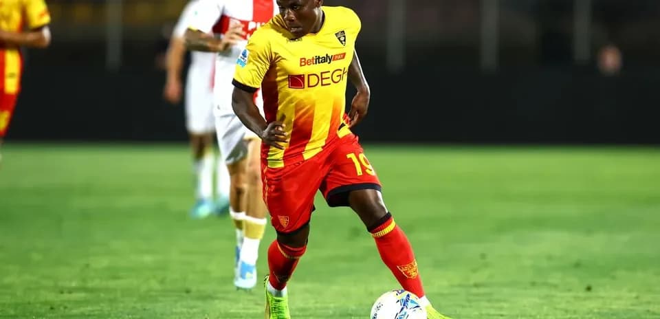Jugador de Lecce controlando el balón en el campo