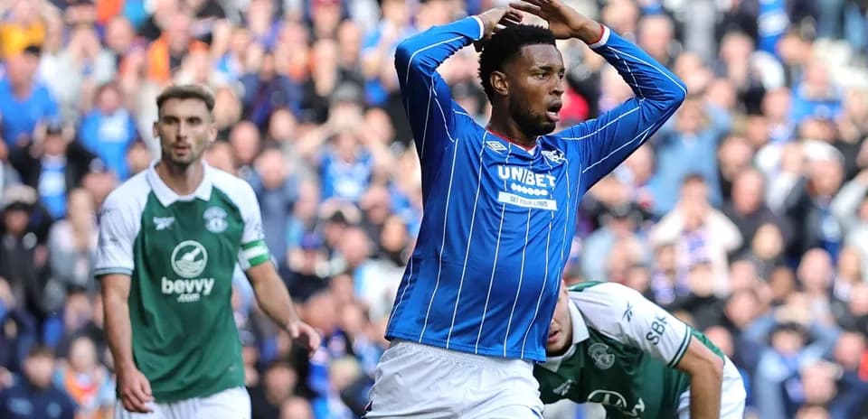 Jugador de Rangers celebrando un gol en el partido