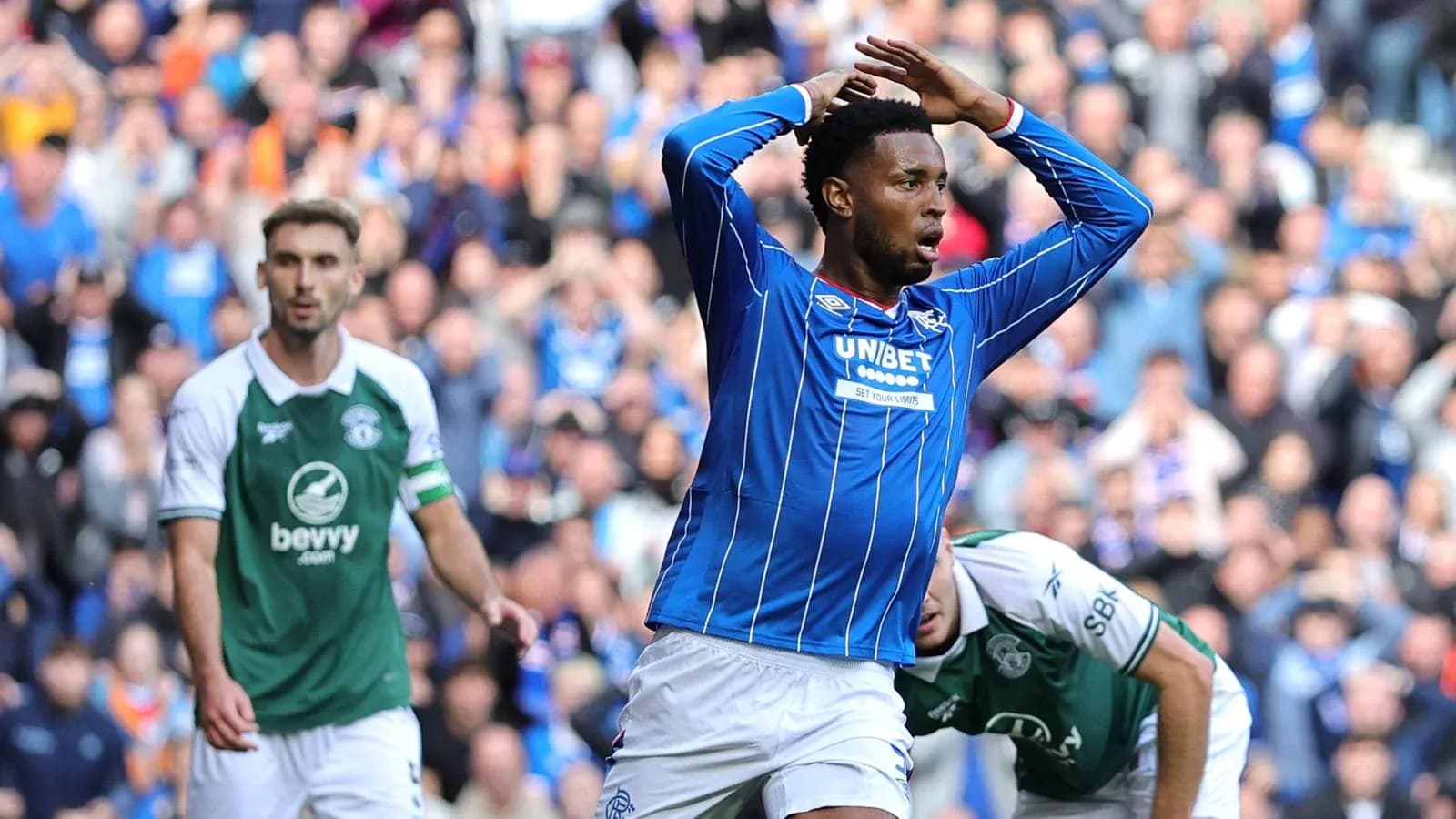 Jugador de Rangers celebrando un gol en el partido