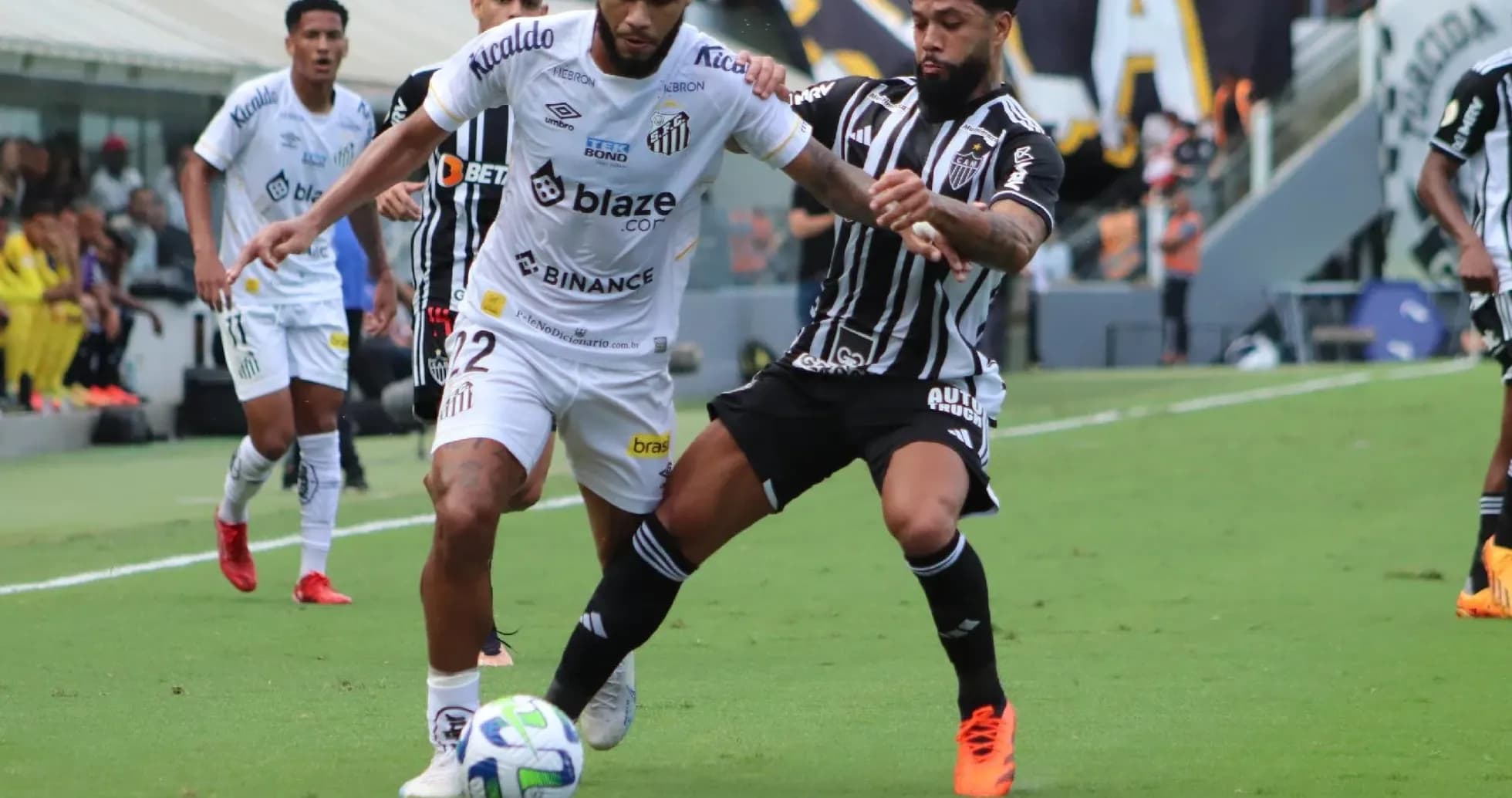 Jugadores de Atletico-MG y Santos luchando por el balón