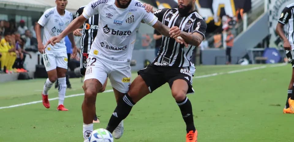 Jugadores de Atletico-MG y Santos luchando por el balón