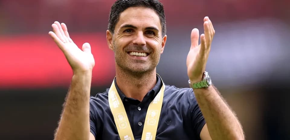 Entrenador aplaudiendo con medalla de ganador