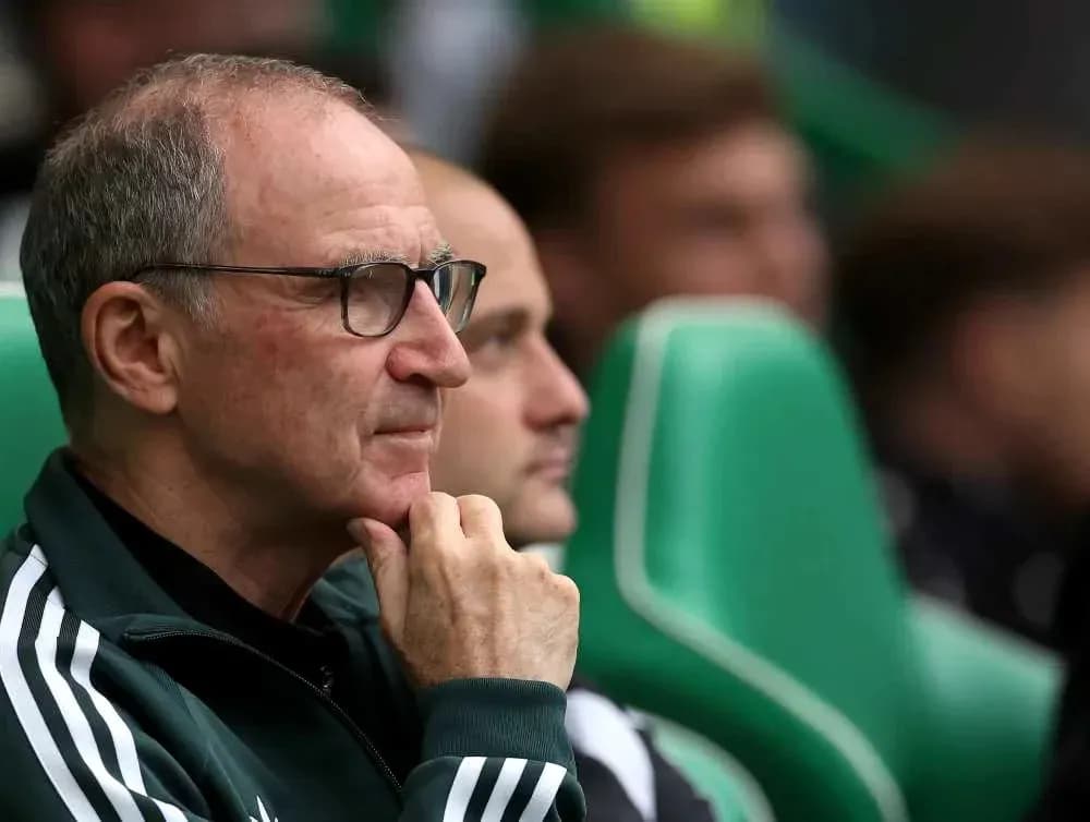 Entrenador observando desde el banquillo durante el partido
