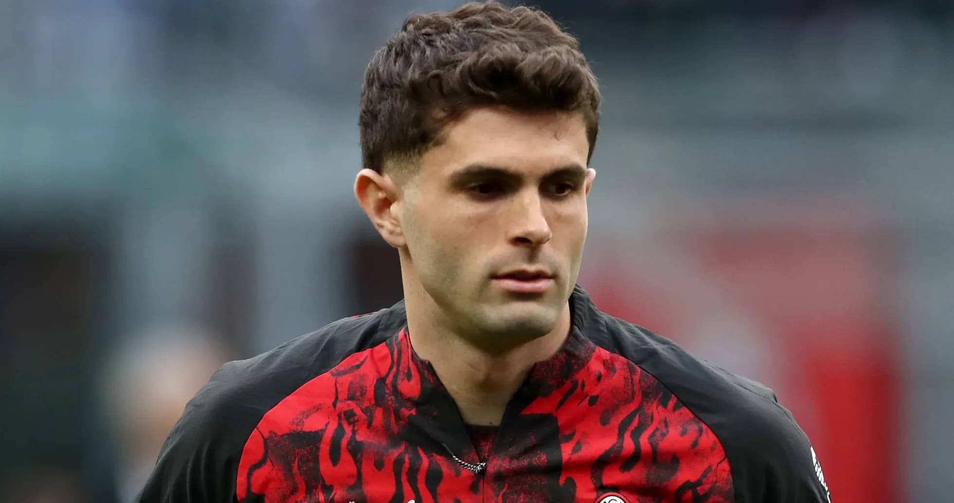 Jugador de AC Milan con camiseta negra y roja