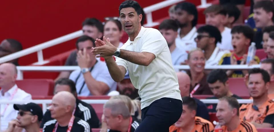 Entrenador dirigiendo a su equipo desde la banda