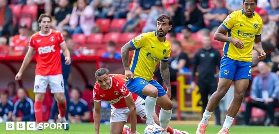 Jugadores de Charlton y Portsmouth en el campo