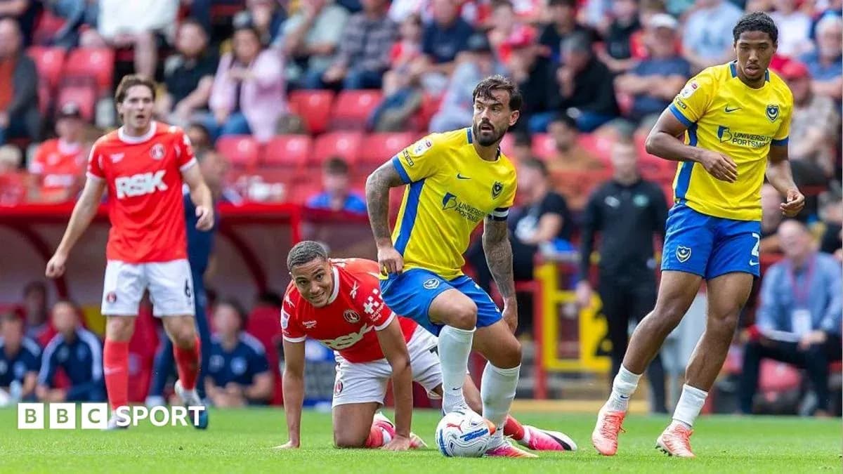 Jugadores de Charlton y Portsmouth en el campo
