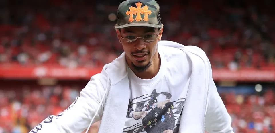 Jugador saludando en el estadio durante el partido