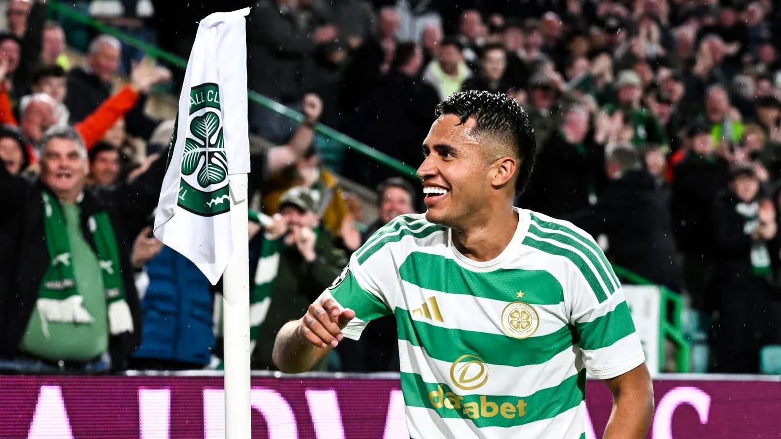 Jugador de Celtic celebrando un gol en el partido
