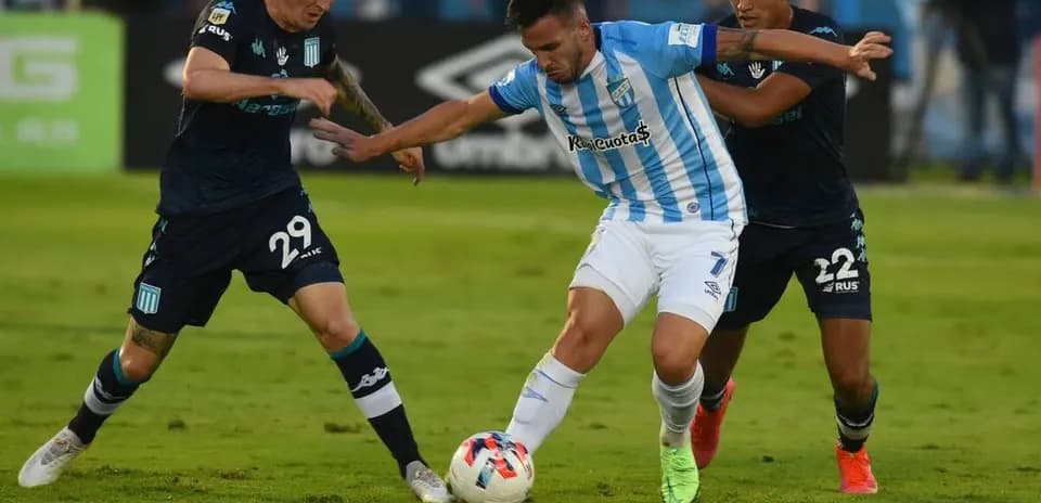 Jugador de Racing Club en acción durante el partido