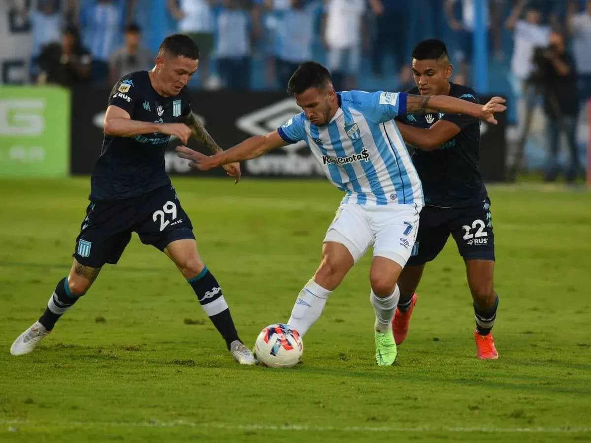 Jugador de Racing Club en acción durante el partido