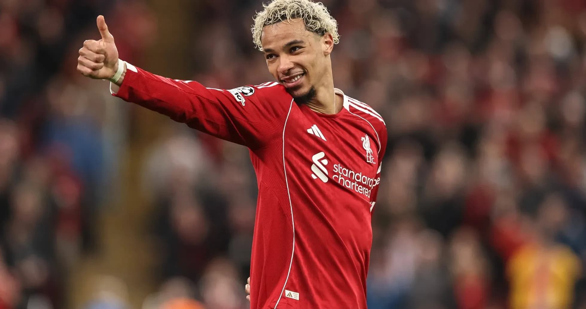 Jugador de Liverpool celebrando con pulgar arriba