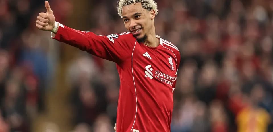Jugador de Liverpool celebrando con pulgar arriba