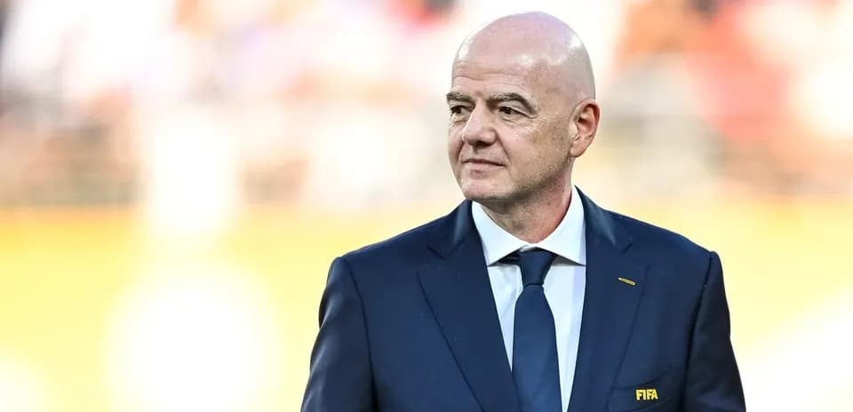 Hombre en traje con insignia de FIFA en evento