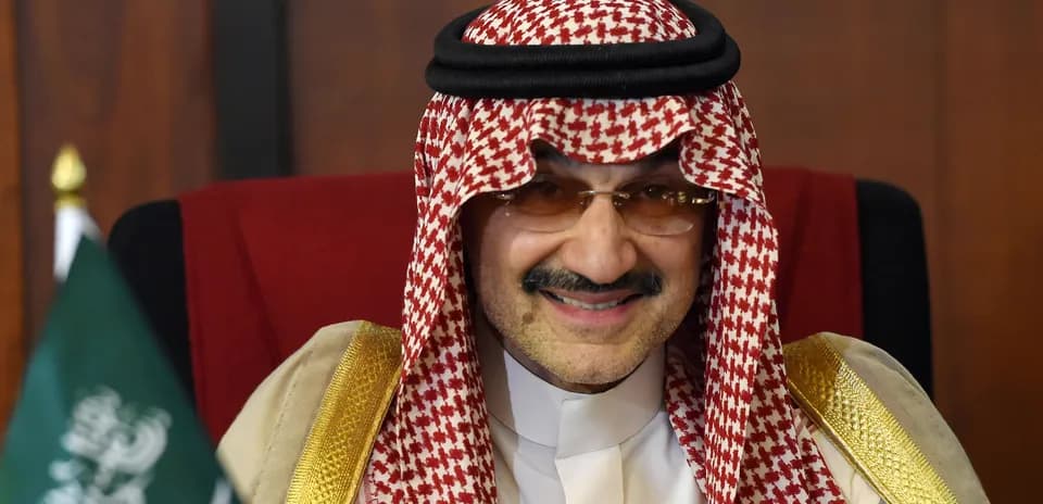 Hombre con atuendo tradicional saudí sonriendo en reunión
