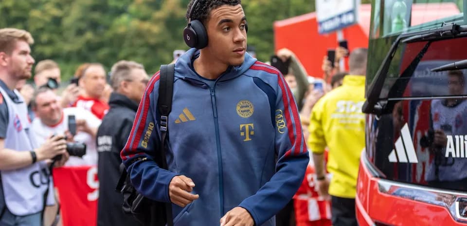 Jugador de Bayern Múnich llegando al autobús