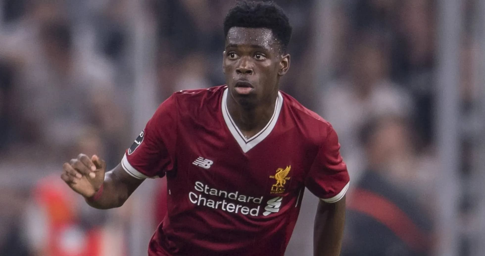 Jugador de Liverpool corriendo en el campo