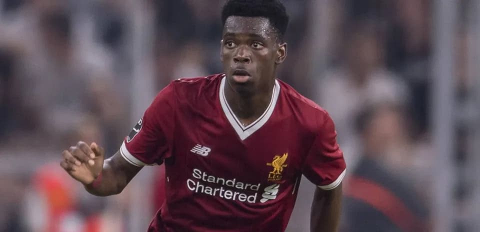Jugador de Liverpool corriendo en el campo