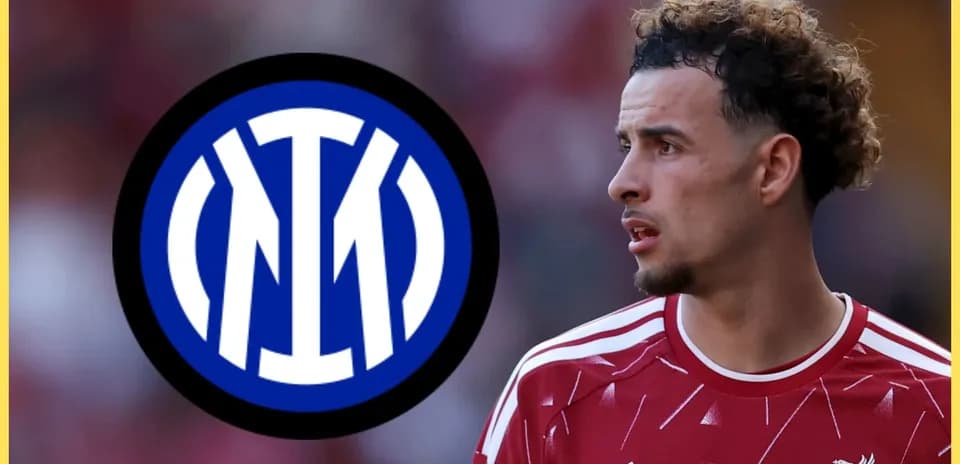 Jugador con camiseta de Liverpool y logo de Inter