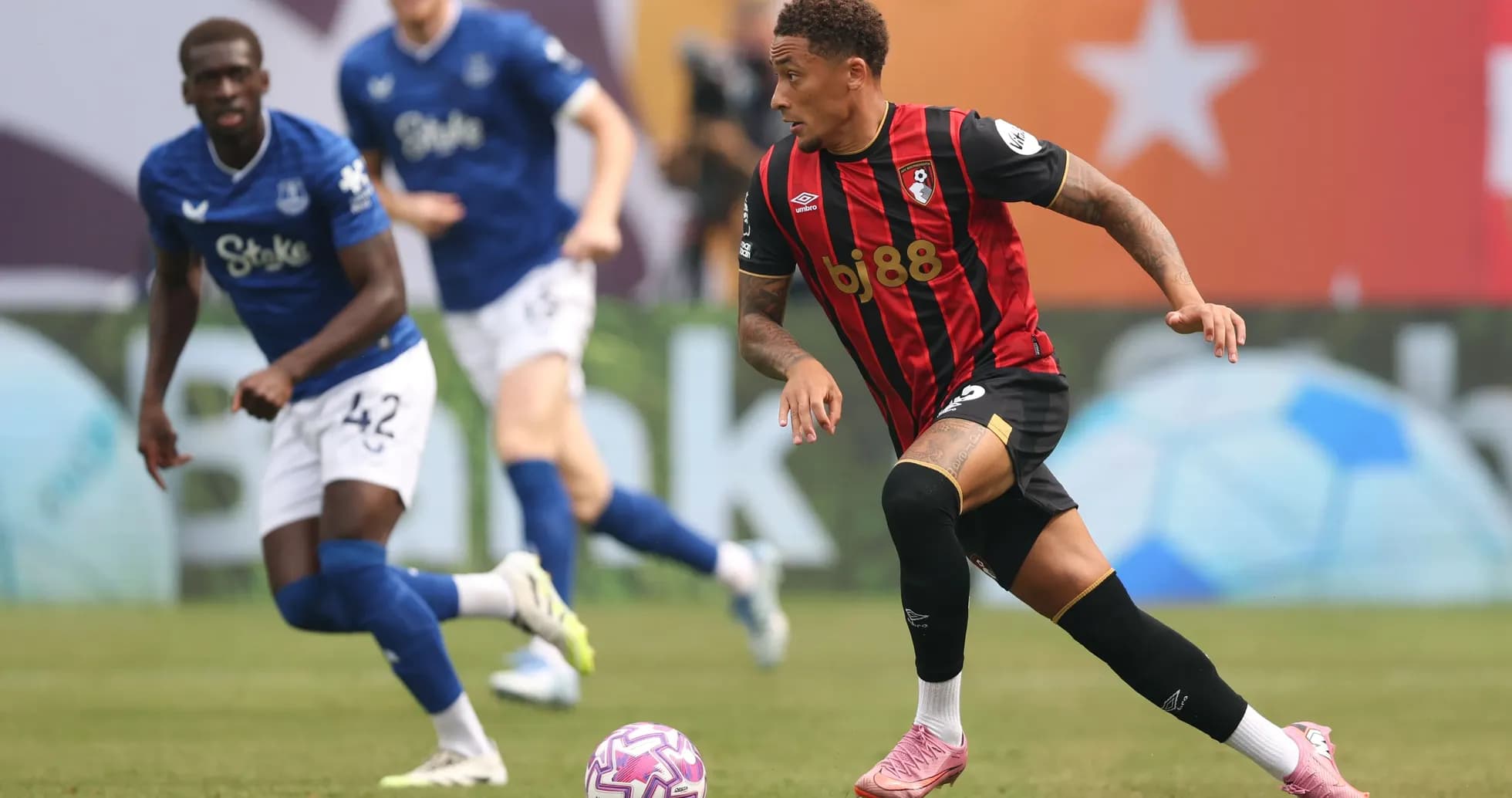 Jugador de Bournemouth avanzando con el balón durante el partido