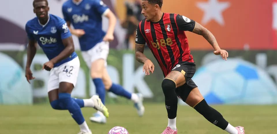 Jugador de Bournemouth avanzando con el balón durante el partido