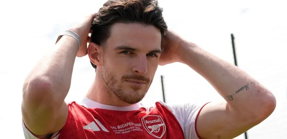 Jugador con camiseta del Arsenal ajustándose el cabello