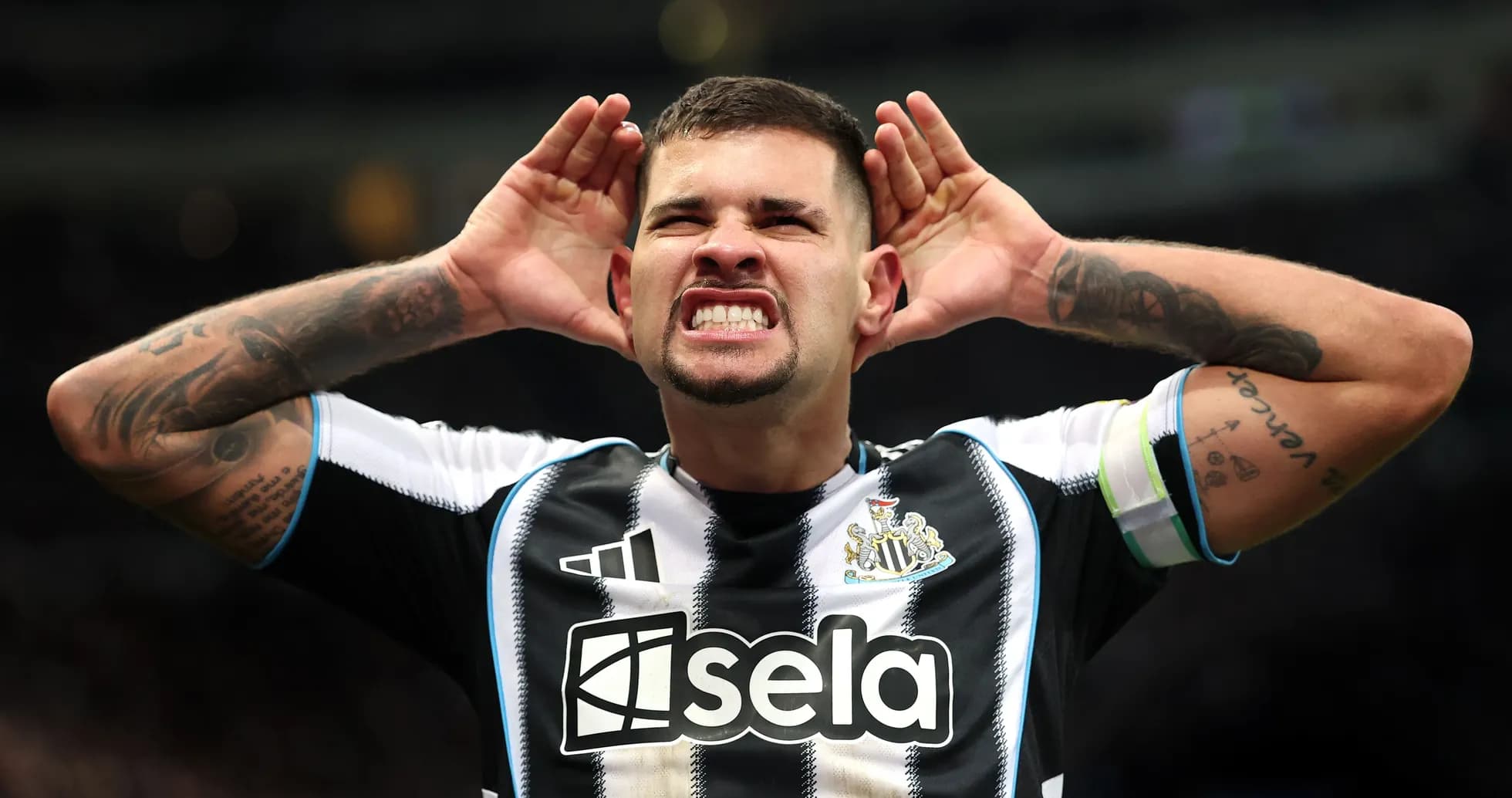Jugador de Newcastle United celebrando con las manos en las orejas