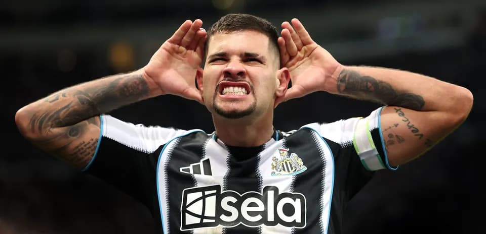 Jugador de Newcastle United celebrando con las manos en las orejas