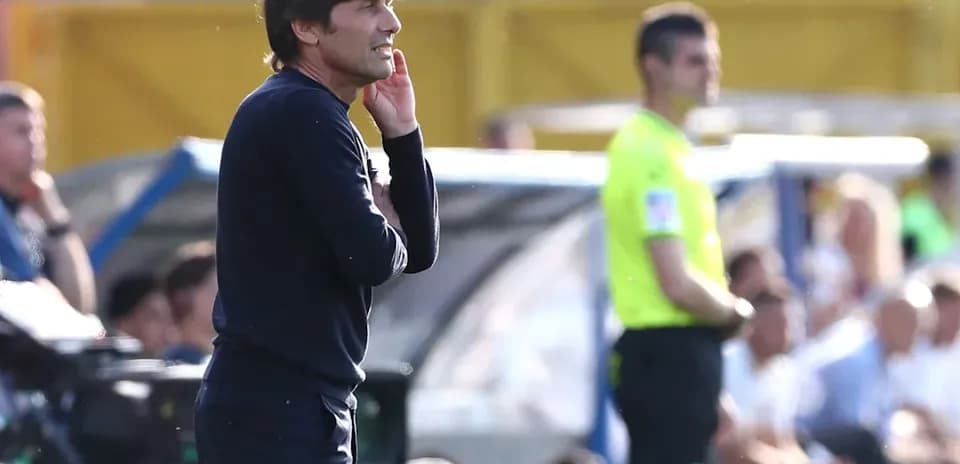 Entrenador dando instrucciones durante un partido