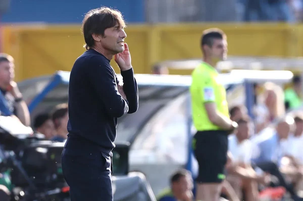 Entrenador dando instrucciones durante un partido