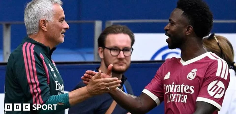Entrenador y jugador saludándose durante un partido