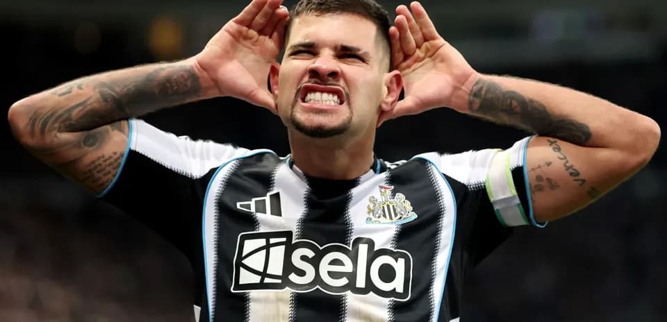Jugador de Newcastle celebrando con gestos en el campo