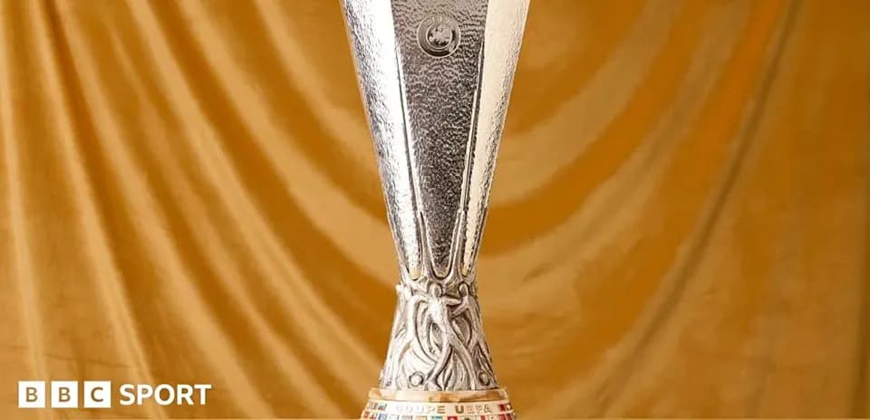 Trofeo de la UEFA Europa League en fondo dorado